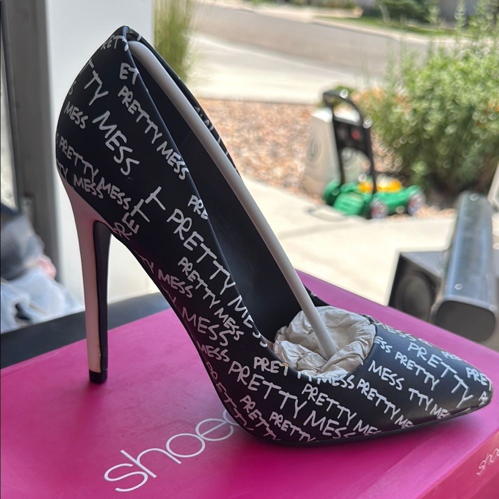 Shoe Dazzle Black Artistic Heels